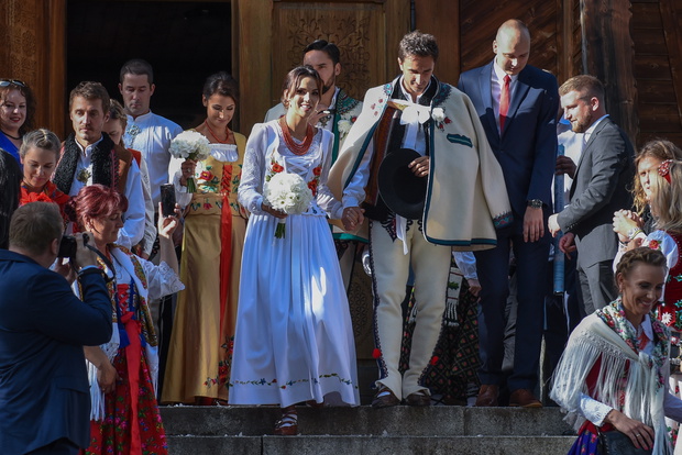 Sebastian Karpiel Bulecka, lider zespolu Zakopower wzial slub z modelka Paulina Krupinska w ponad 100 letnim Kosciele sw. Kazimierza w Koscielisku kolo Zakopanego.