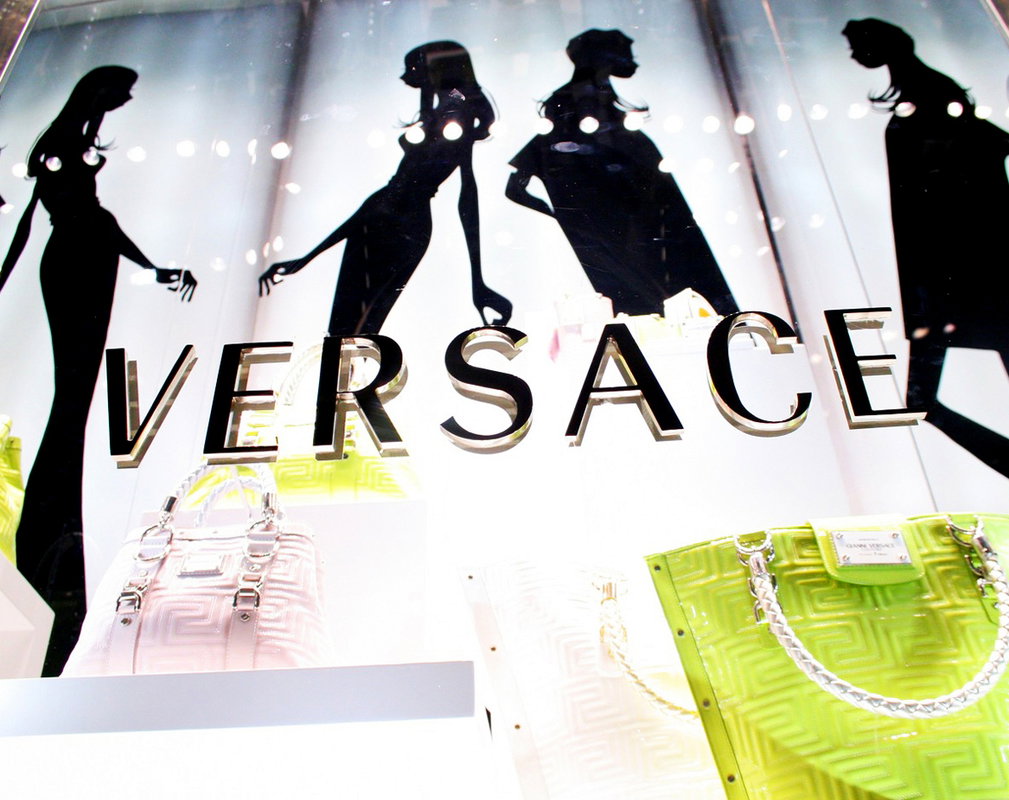 logo Versace, witryna