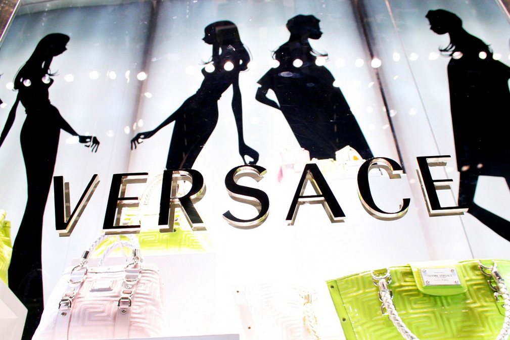 logo Versace, witryna