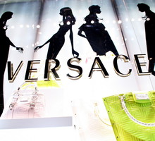 logo Versace, witryna