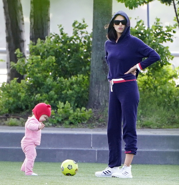 Irina Shayk i Bradley Cooper z córk? w parku