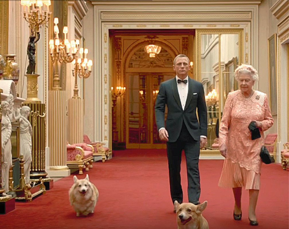 Królowa Elżbieta II i Daniel Craig, James Bond z psami rasy corgi, psy królowej, pies królowej