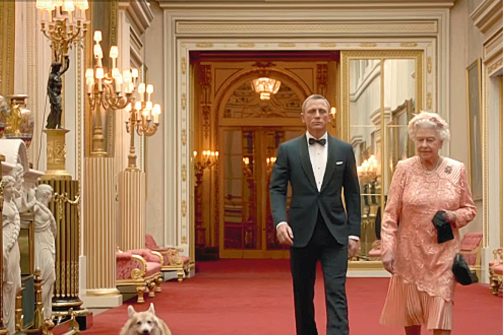 Królowa Elżbieta II i Daniel Craig, James Bond z psami rasy corgi, psy królowej, pies królowej