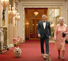 Królowa Elżbieta II i Daniel Craig, James Bond z psami rasy corgi, psy królowej, pies królowej