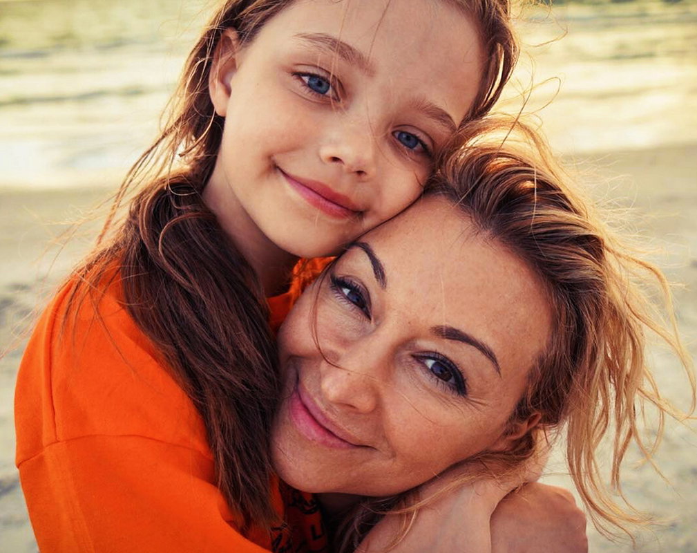 Martyna Wojciechowska z córką, jamnik