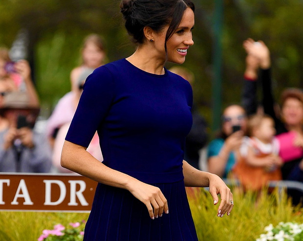 księżna Meghan i jej prześwitująca spódnica