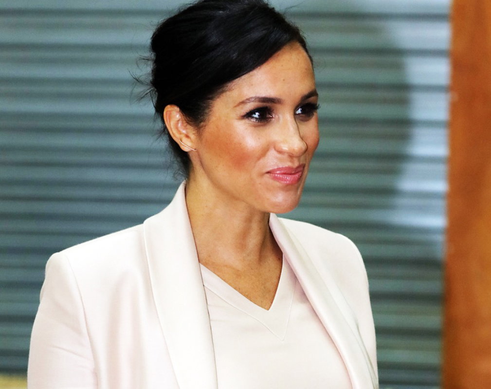 Księżna Meghan Markle trzyma się za brzuch