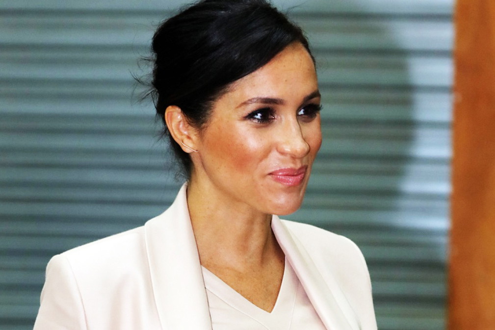 Księżna Meghan Markle trzyma się za brzuch
