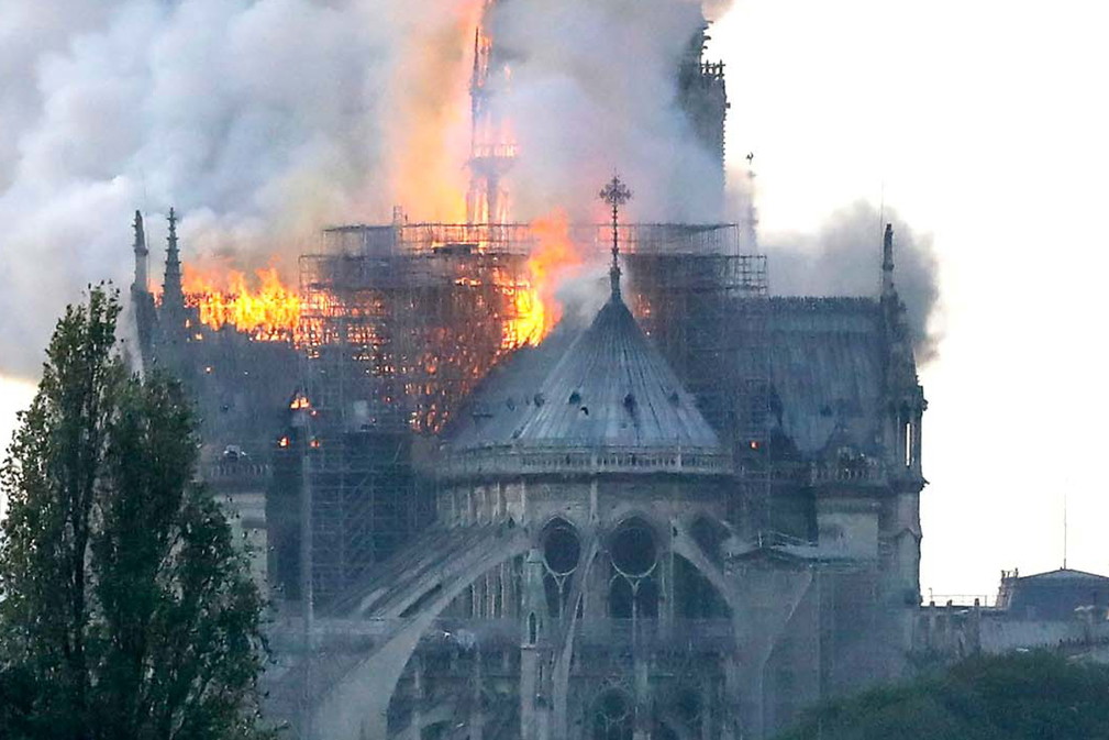 Katerda Notre Dame płonie