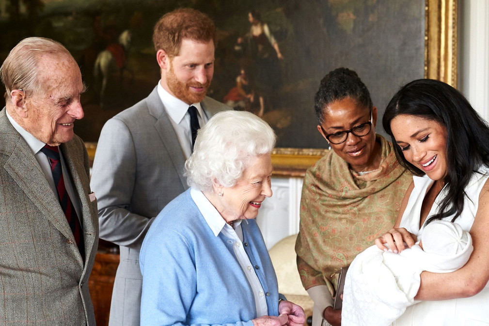 królowa Elżbieta II ogląda wnuka, księżna Meghan, jej mama i książę Harry