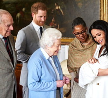 królowa Elżbieta II ogląda wnuka, księżna Meghan, jej mama i książę Harry