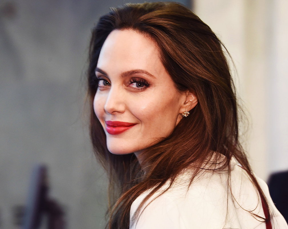 Angelina Jolie, uśmiechnięta aktorka świętuje trochę urodziny