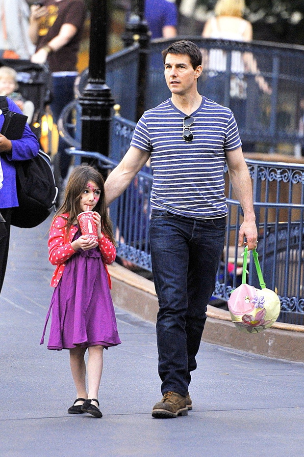 Tom Cruise z Suri w Disneylandzie