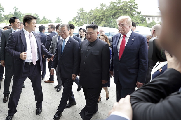 Donald Trump i Kim Dzong Un w strefie zdemilitaryzowanej