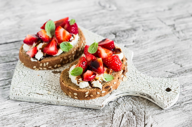 sandwich with strawberries, soft cheese and balsamic vinegar on