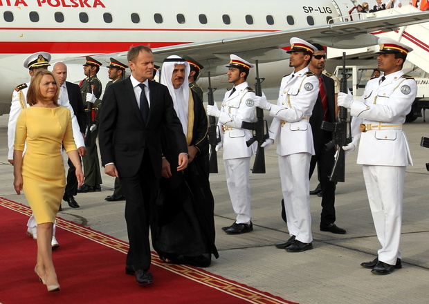 Premier Donald Tusk i jego ¿ona Ma³gorzata podczas powitania po przylocie do Dubaju.