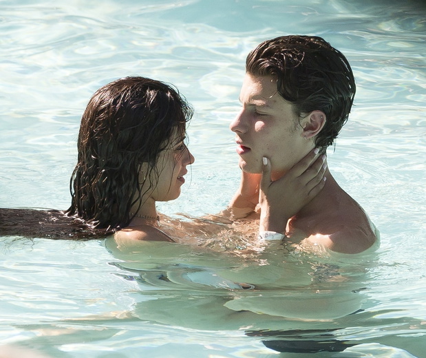 Shawn Mendes i Camila Cabello ca?uj? sie na basenie