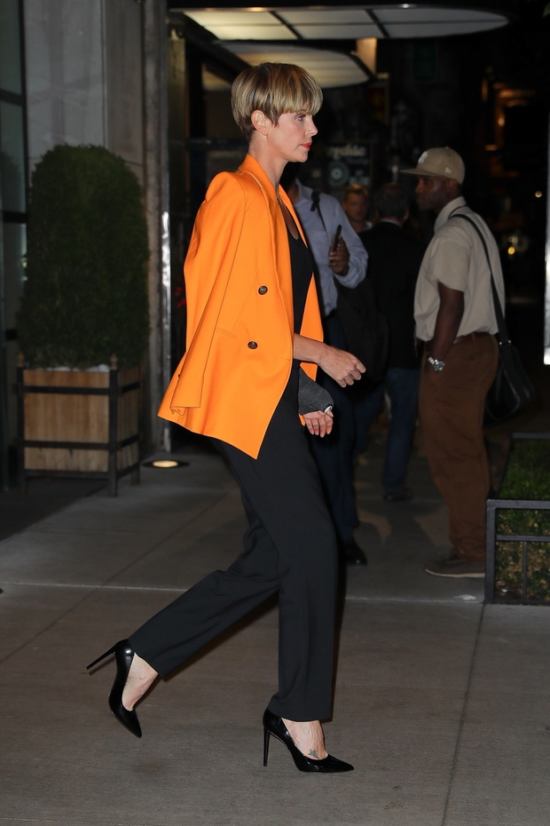 Charlize Theron w pomara?czowym ?akiecie