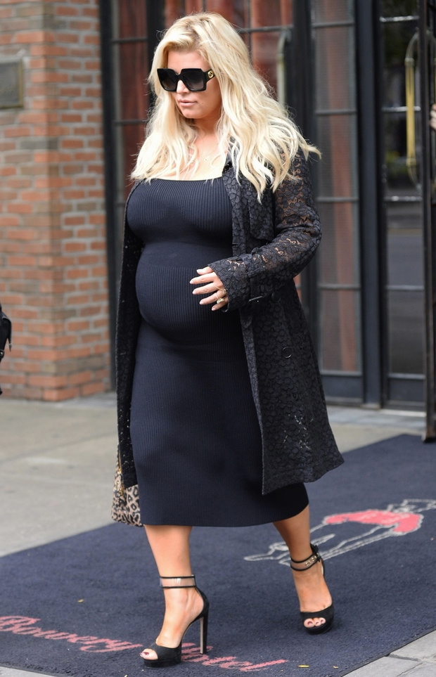 Jessica Simpson z torebk? w c?tki
