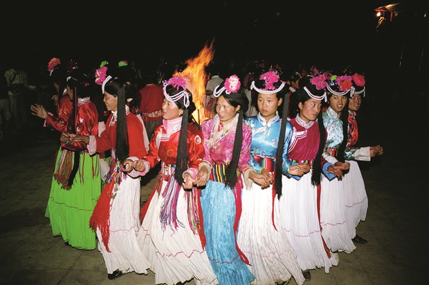 Mosuo dancing in Lugu Lake