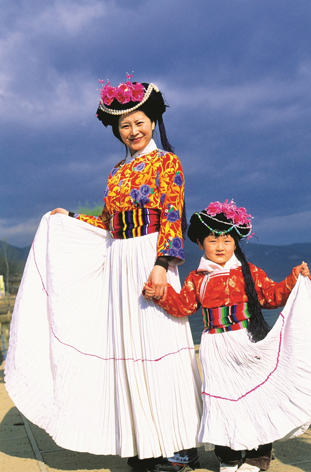 China, Yunnan province, Lugu lake, Mosuo ethnic group mother and child