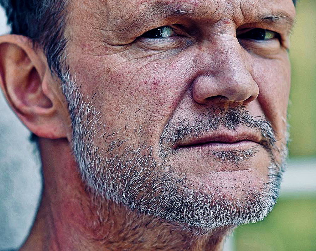 Cezary Pazura na zdjęciu Edyty Pazury. Dlaczego aktor ma bliznę na szyi?