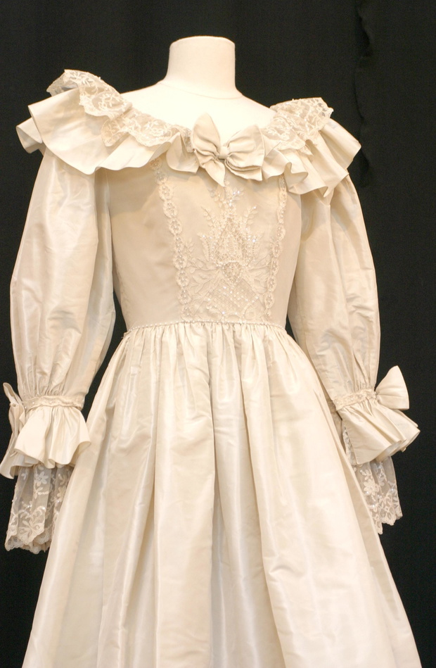 Diana's Duplicate Wedding Dress Photocall - November 29, 2005