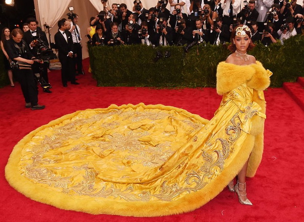 rihanna-w-zoltym-plaszczu-z-trenem-na-czerwonym-dywanie-340298-GALLERYBIG-ff2fb0f
