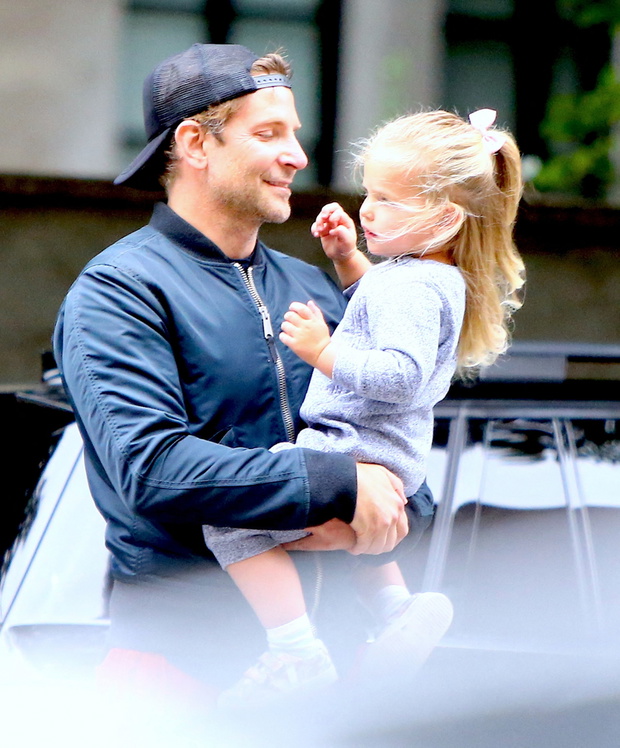 Bradley Cooper z cÛrk? na r?kach
