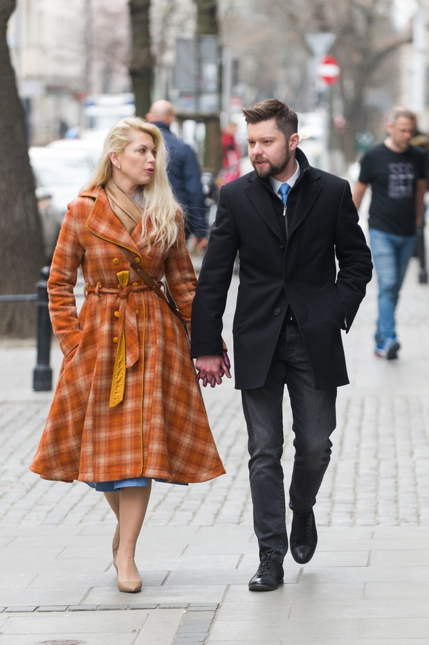 Zakochani Katarzyna Bonda i Remigiusz Mróz na spacerze