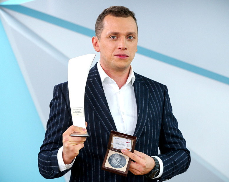 Wojciech Bojanowski, dziennikarz, plan „Dzień Dobry TVN”, Warszawa, 16.11.2017 rok, jamnik - otwarciowe