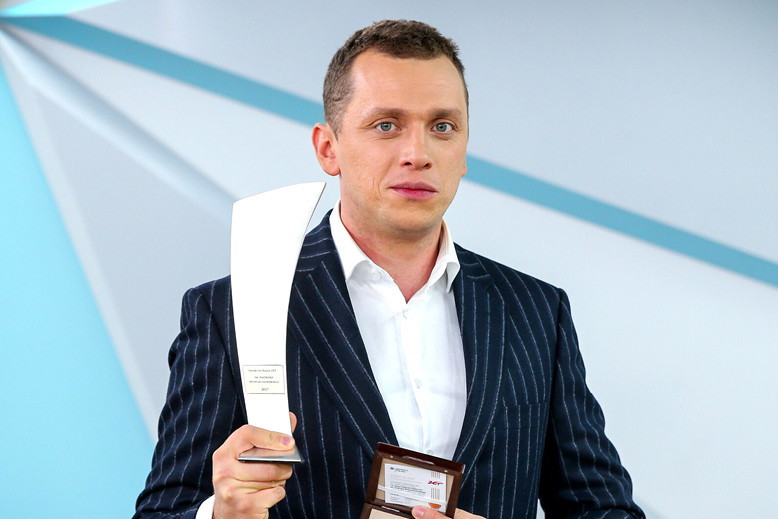 Wojciech Bojanowski, dziennikarz, plan „Dzień Dobry TVN”, Warszawa, 16.11.2017 rok, jamnik - otwarciowe