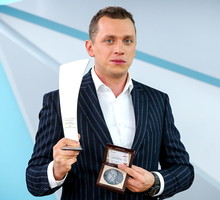 Wojciech Bojanowski, dziennikarz, plan „Dzień Dobry TVN”, Warszawa, 16.11.2017 rok, jamnik - otwarciowe