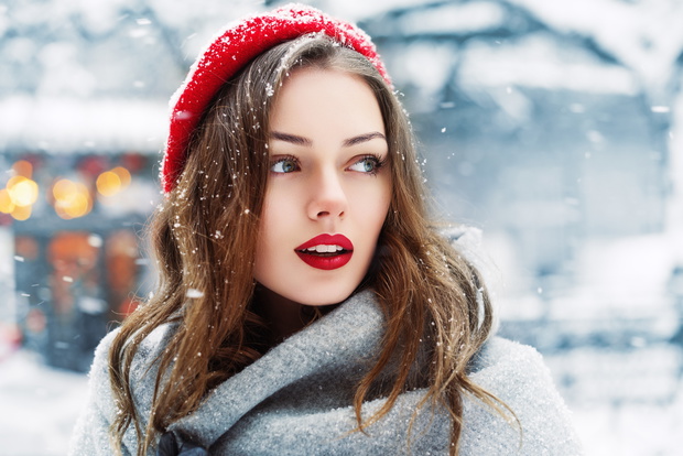 Outdoor close up portrait of young beautiful fashionable woman w