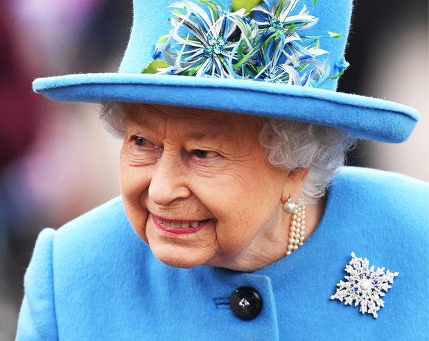 Broszka z przesłaniem Królowa Elżbieta II wyraziła wsparcie dla Meghan i Harry’ego