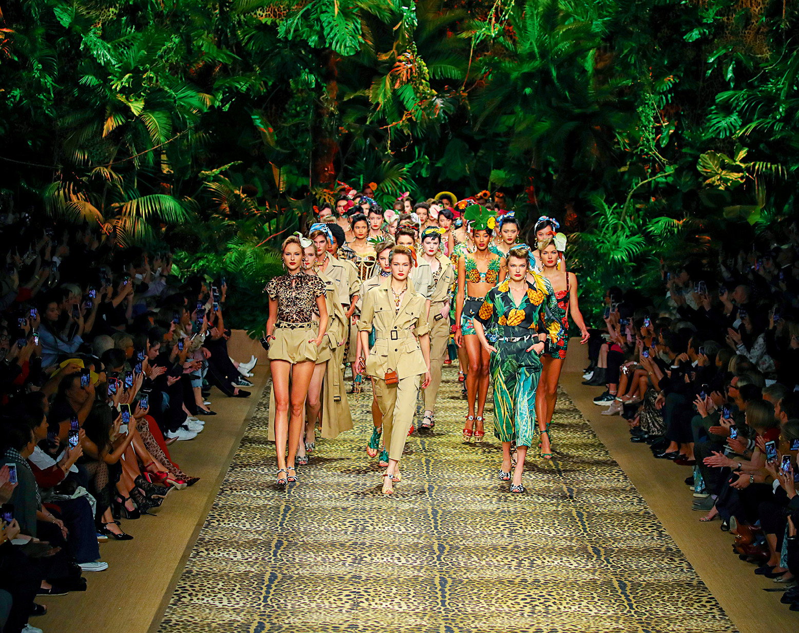 Co naprawdę dzieje się na Fashion Weeks w Paryżu, Mediolanie i Nowym Jorku?