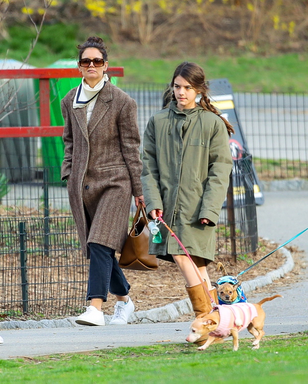 Katie Holmes i Suri Cruise spaceruj? po parku