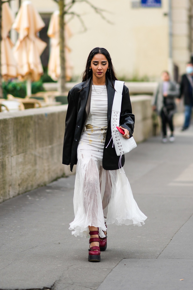 Street Style : Day Three - Paris Fashion Week - Womenswear F/W 2022-2023