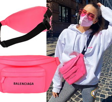 Julia Wieniawa w modną różową nerką torbą Balenciaga