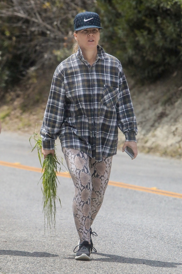 Jennie Garth na zakupach i spacerze