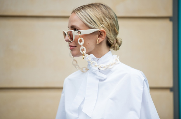 Street Style - Paris Fashion Week - Womenswear Fall/Winter 2020/2021 : Day Five