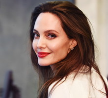 Angelina Jolie, uśmiechnięta aktorka świętuje trochę urodziny