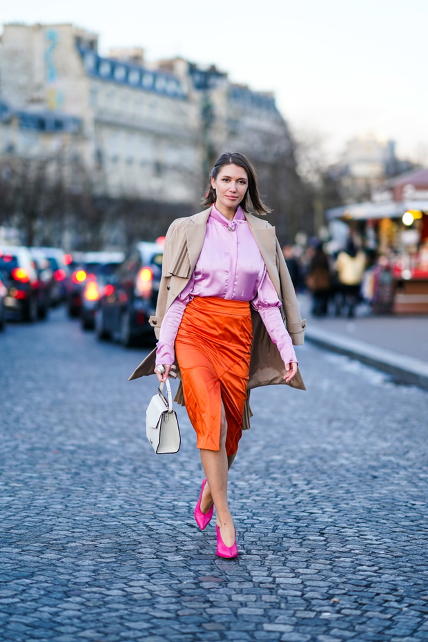 Street Style - Paris Fashion Week - Womenswear Fall/Winter 2020/2021 : Day Three