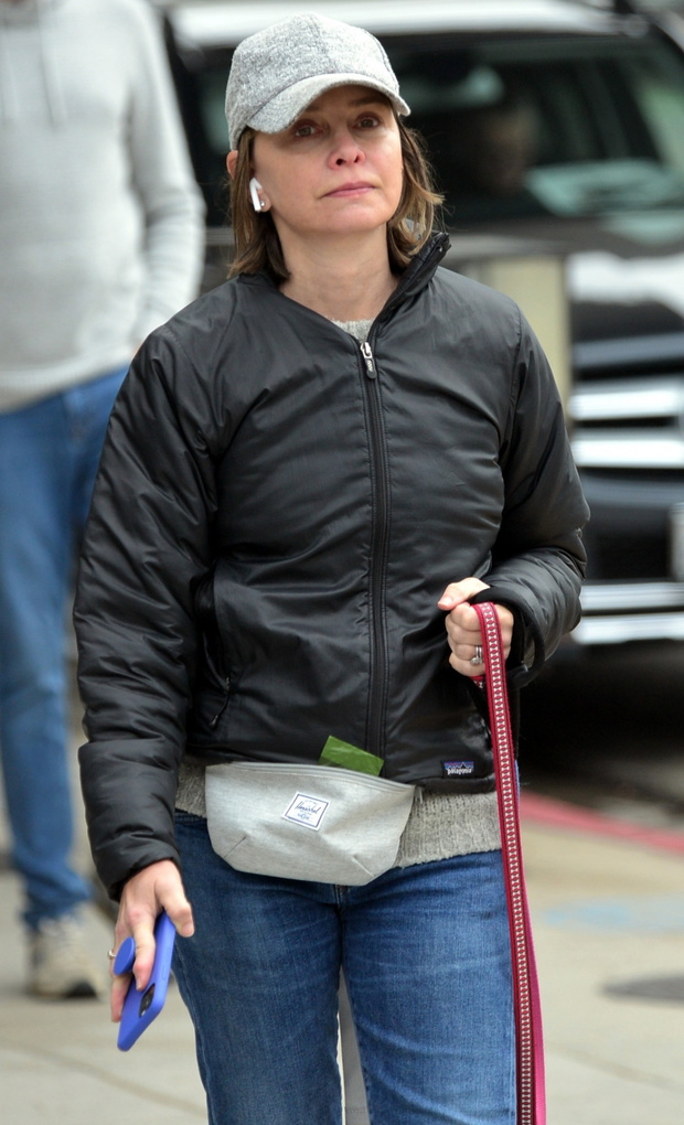 Calista FLockhart wyprowadza psy na spacer