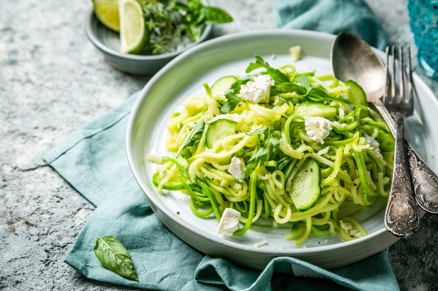 Zucchini noodles with cucumber, feta cheese and arugula