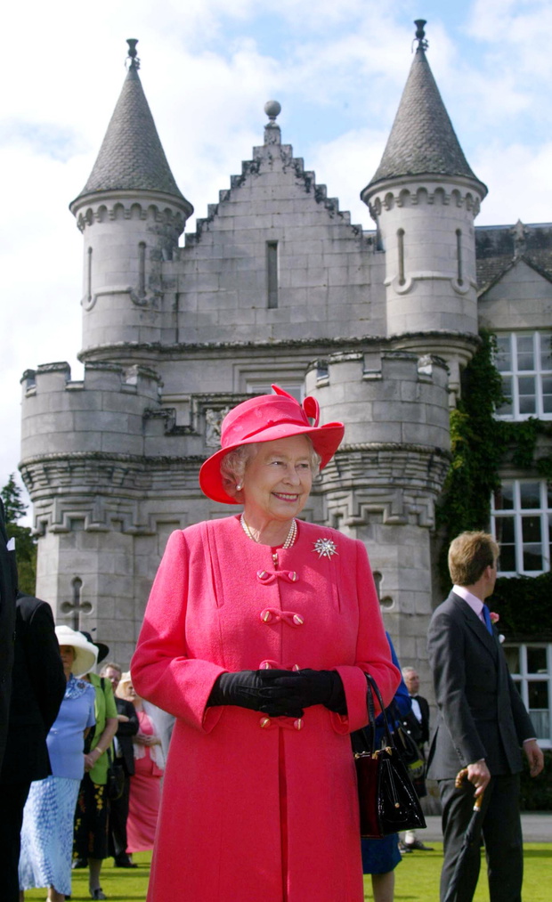 Queen gives Garden Party at end of Golden Jubilee tour