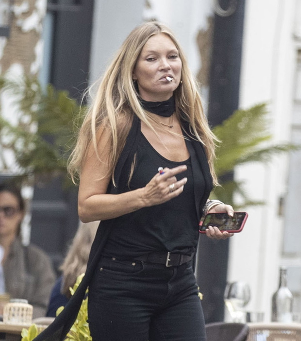 *EXCLUSIVE* The British Fashion Model Kate Moss enjoyed a lunch date with friends out in London's Notting Hill.*PICTURES TAKEN ON THE 04/09/2020*