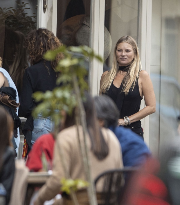 *EXCLUSIVE* The British Fashion Model Kate Moss enjoyed a lunch date with friends out in London's Notting Hill.*PICTURES TAKEN ON THE 04/09/2020*
