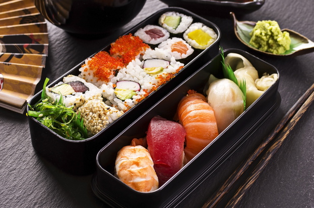 bento box mit sushi und rolls