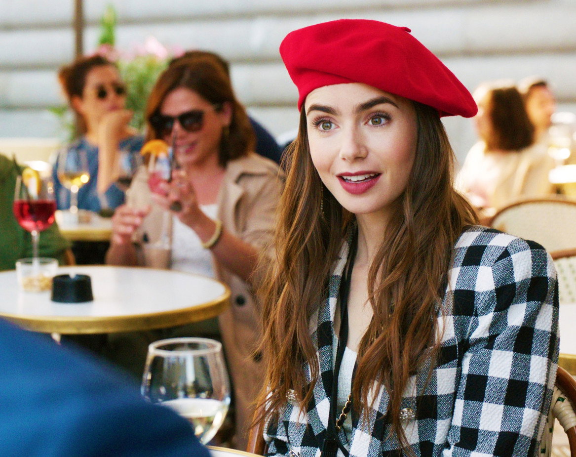 emily-w-paryzu-jakie-perfumy-i-kosmetyki-do-makijazu-wybiera-lily-collins